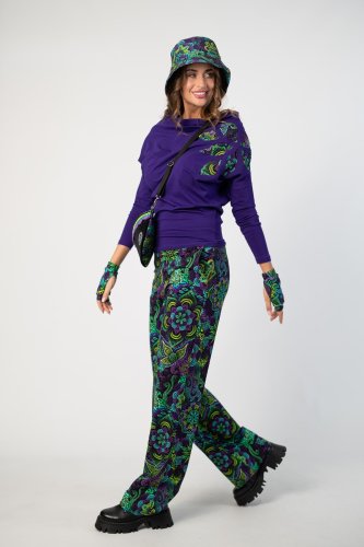 bluzka fioletowa z luźnym golfem i aplikacją na ramieniu, spodnie proste dresowe rękawiczki mitenki i czapka z daszkiem kolekcja LILY violet marka VIPPI DESIGN  (14).jpg