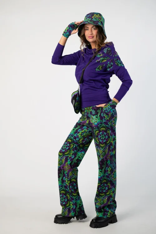 bluzka fioletowa z luźnym golfem i aplikacją na ramieniu, spodnie proste dresowe rękawiczki mitenki i czapka z daszkiem kolekcja LILY violet marka VIPPI DESIGN  (10).jpg