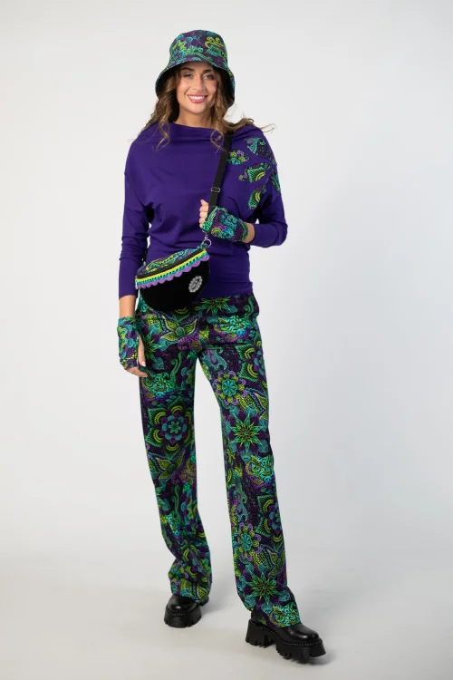 bluzka fioletowa z luźnym golfem i aplikacją na ramieniu, spodnie proste dresowe rękawiczki mitenki i czapka z daszkiem kolekcja LILY violet marka VIPPI DESIGN  (4).jpg