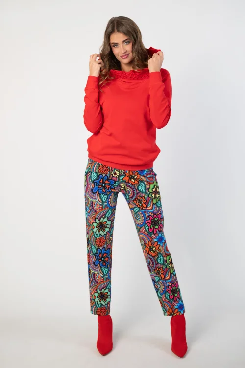 bluza czerwona z  szydełkową koronką na kapturze lmarka Katarzyna Gałaj art  i spodnie kolorowe luźne kolekcja DOLCE blue VIPPI DESIGN (9).jpg