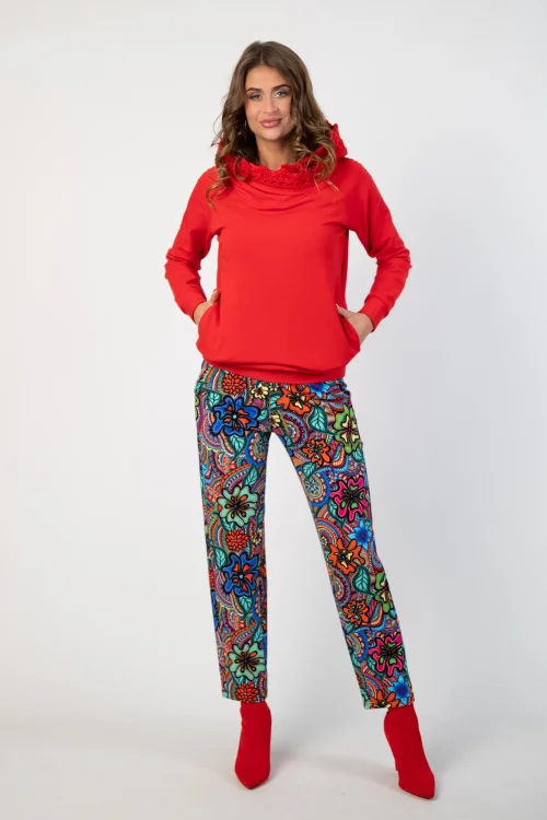 bluza czerwona z  szydełkową koronką na kapturze lmarka Katarzyna Gałaj art  i spodnie kolorowe luźne kolekcja DOLCE blue VIPPI DESIGN (4).jpg