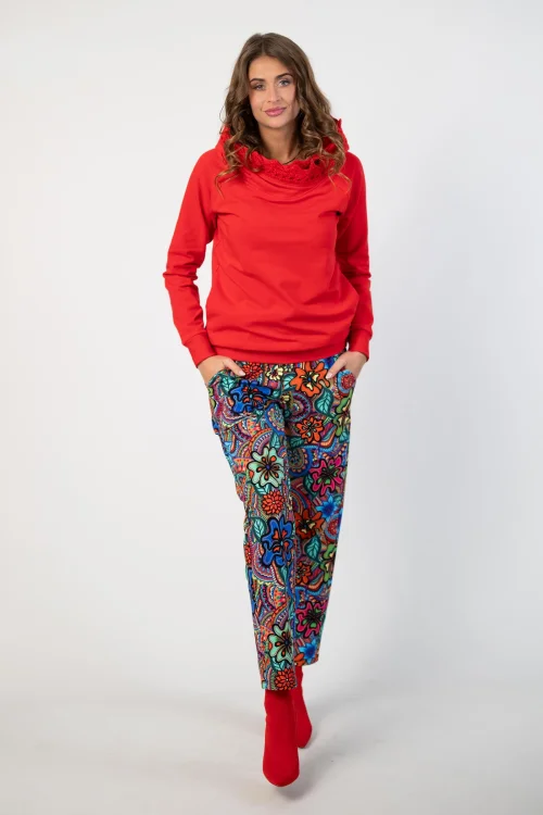 bluza czerwona z  szydełkową koronką na kapturze lmarka Katarzyna Gałaj art  i spodnie kolorowe luźne kolekcja DOLCE blue VIPPI DESIGN (3).jpg