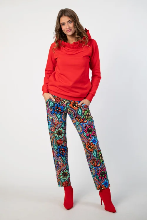 bluza czerwona z  szydełkową koronką na kapturze lmarka Katarzyna Gałaj art  i spodnie kolorowe luźne kolekcja DOLCE blue VIPPI DESIGN (2).jpg