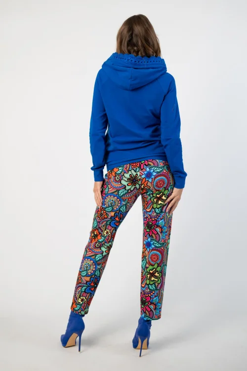 bluza chabrowa z  szydełkową koronką na kapturze lmarka Katarzyna Gałaj art  i spodnie kolorowe luźne kolekcja DOLCE blue VIPPI DESIGN (1).jpg