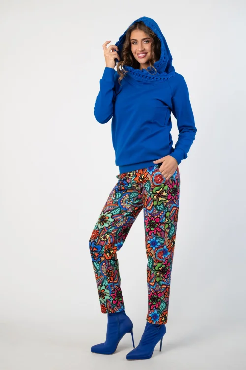 bluza chabrowa z  szydełkową koronką na kapturze lmarka Katarzyna Gałaj art  i spodnie kolorowe luźne kolekcja DOLCE blue VIPPI DESIGN (8).jpg