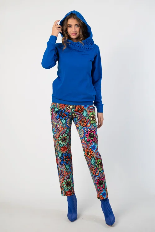 bluza chabrowa z  szydełkową koronką na kapturze lmarka Katarzyna Gałaj art  i spodnie kolorowe luźne kolekcja DOLCE blue VIPPI DESIGN (6).jpg
