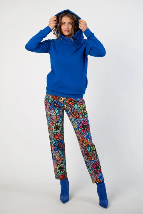 bluza chabrowa z  szydełkową koronką na kapturze lmarka Katarzyna Gałaj art  i spodnie kolorowe luźne kolekcja DOLCE blue VIPPI DESIGN (4).jpg