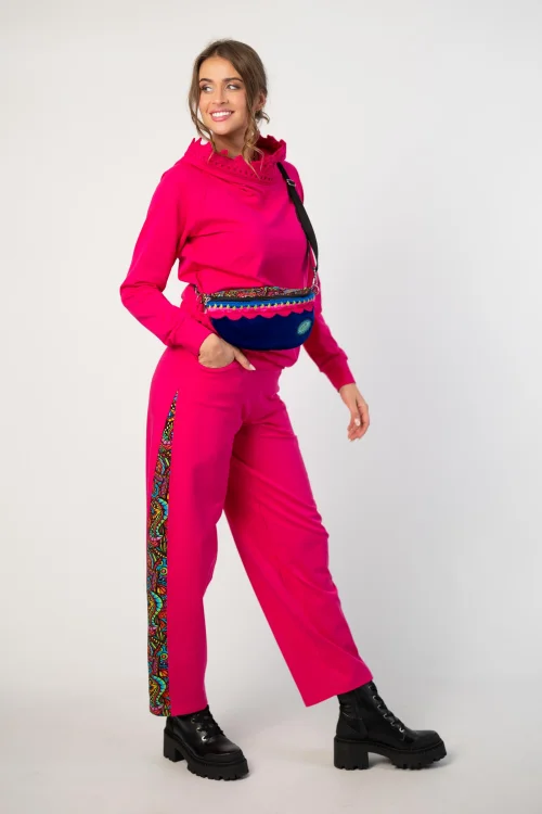 bluza różowa  z  szydełkową koronką na kapturze  marka Katarzyna Gałaj art  i spodnie różowe baggy z lampasem kolekcja SALVADOR marka VIPPI DESIGN (1).jpg