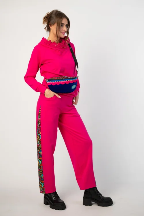 bluza różowa  z  szydełkową koronką na kapturze  marka Katarzyna Gałaj art  i spodnie różowe baggy z lampasem kolekcja SALVADOR marka VIPPI DESIGN (5).jpg