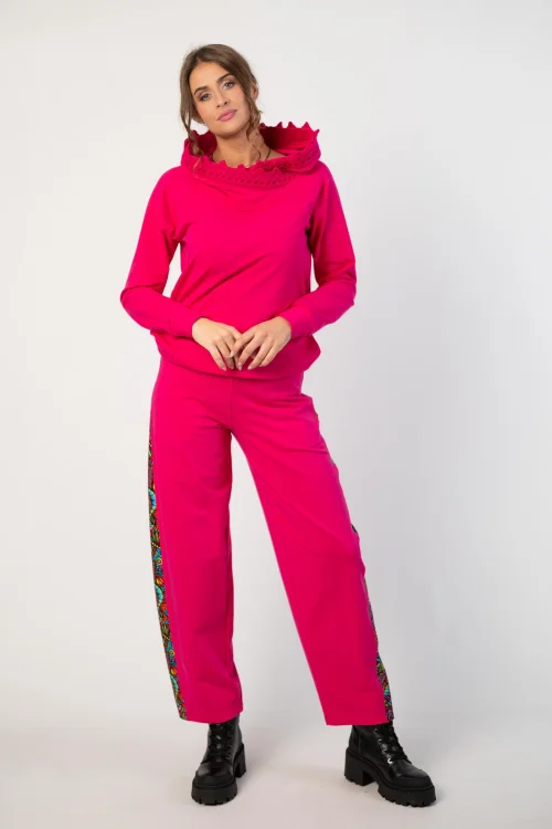 bluza różowa  z  szydełkową koronką na kapturze  marka Katarzyna Gałaj art  i spodnie różowe baggy z lampasem kolekcja SALVADOR marka VIPPI DESIGN (3).jpg