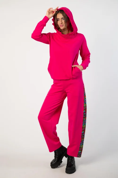 bluza różowa  z  szydełkową koronką na kapturze  marka Katarzyna Gałaj art  i spodnie różowe baggy z lampasem kolekcja SALVADOR marka VIPPI DESIGN (2).jpg