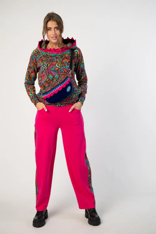 bluza z kapturem i szydełkową koronką I SPODNIE RÓZOWE BAGGY  z kolorowym lampasem i torebka mała nerka kolekcja SALVADOR  marka VIPPI DESIGN (1).jpg