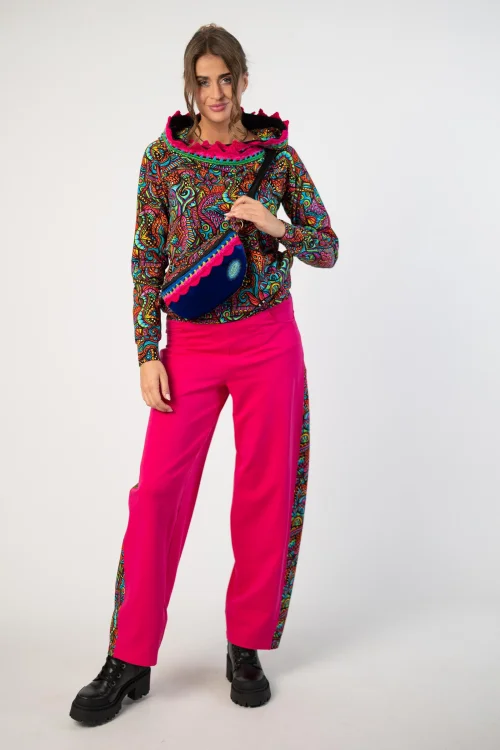 bluza z kapturem i szydełkową koronką I SPODNIE RÓZOWE BAGGY  z kolorowym lampasem i torebka mała nerka kolekcja SALVADOR  marka VIPPI DESIGN (3).jpg