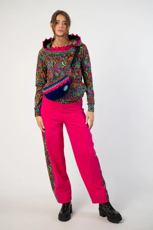 bluza z kapturem i szydełkową koronką I SPODNIE RÓZOWE BAGGY  z kolorowym lampasem i torebka mała nerka kolekcja SALVADOR  marka VIPPI DESIGN (2).jpg