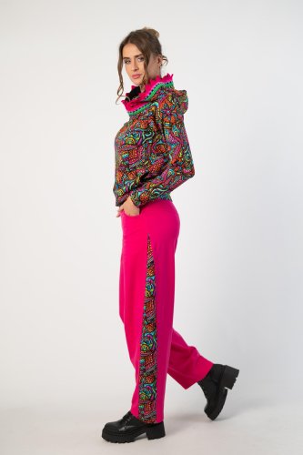 bluza z kapturem i szydełkową koronką I SPODNIE RÓZOWE BAGGY  z kolorowym lampasem kolekcja SALVADOR  marka VIPPI DESIGN (9).jpg
