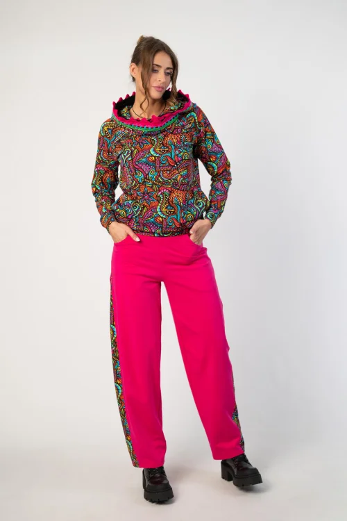 bluza z kapturem i szydełkową koronką I SPODNIE RÓZOWE BAGGY  z kolorowym lampasem kolekcja SALVADOR  marka VIPPI DESIGN (6).jpg
