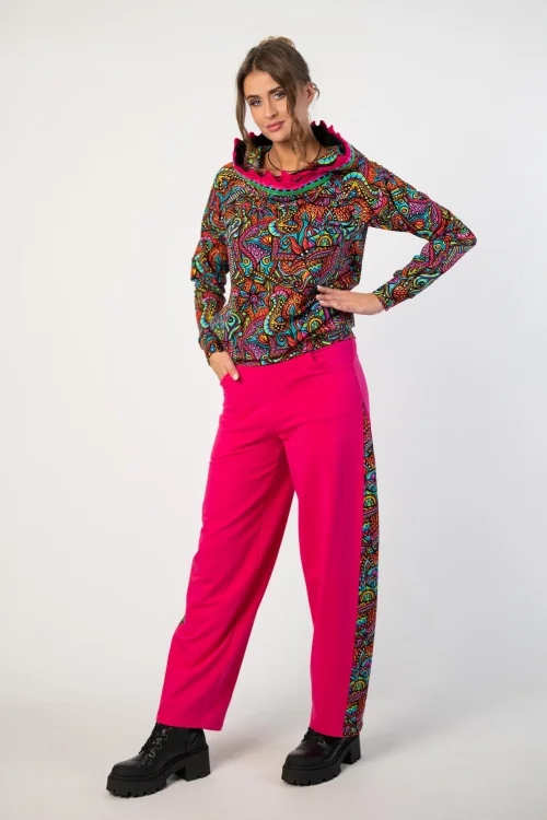 bluza z kapturem i szydełkową koronką I SPODNIE RÓZOWE BAGGY  z kolorowym lampasem kolekcja SALVADOR  marka VIPPI DESIGN (5).jpg