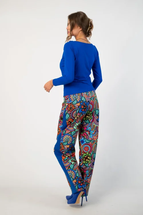 blzuka wiskozowa chabrowa z dekoltem woda i spodnie kolorowe z chabrowym lampasem baggy kolekcja DOLCE blue marka VIPPI DESIGN (9).jpg