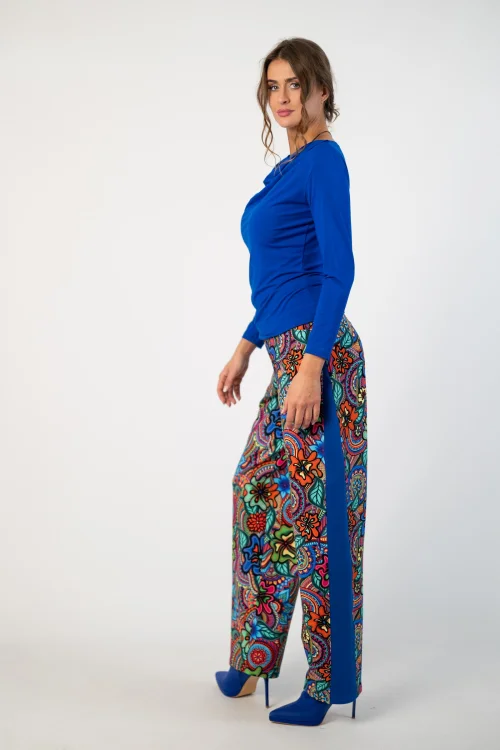 blzuka wiskozowa chabrowa z dekoltem woda i spodnie kolorowe z chabrowym lampasem baggy kolekcja DOLCE blue marka VIPPI DESIGN (8).jpg