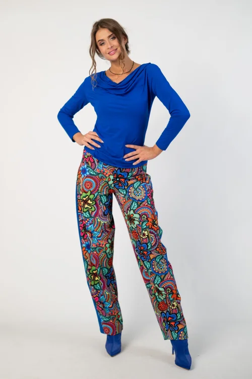 blzuka wiskozowa chabrowa z dekoltem woda i spodnie kolorowe z chabrowym lampasem baggy kolekcja DOLCE blue marka VIPPI DESIGN (7).jpg