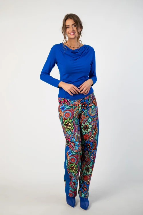 blzuka wiskozowa chabrowa z dekoltem woda i spodnie kolorowe z chabrowym lampasem baggy kolekcja DOLCE blue marka VIPPI DESIGN (4).jpg
