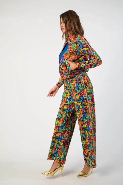 bluza krotka ze stojką i złota taśmą na rękawach i spodnie szerokie dresowe ze złotą taśma na lampasach kolekcja SEA multi marka VIPPI DESIGN (7).jpg