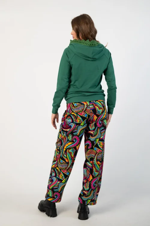 bluza petrolowa z  szydełkową koronką na kapturze  marka Katarzyna Gałaj art i spodnie baggy kolekcja RAVEL marka vippi design (6).jpg