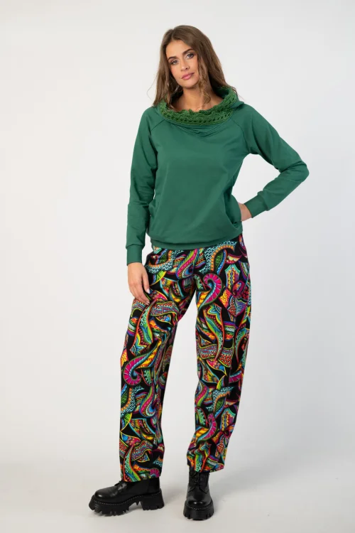 bluza petrolowa z  szydełkową koronką na kapturze  marka Katarzyna Gałaj art i spodnie baggy kolekcja RAVEL marka vippi design (3).jpg