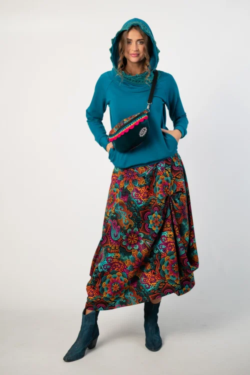 bluza petrolowa z  szydełkową koronką na kapturze  marka Katarzyna Gałaj art i spodnica długa asymetryczna i torebka mała nerka kolekcja LILY marka Vippi design (8).jpg