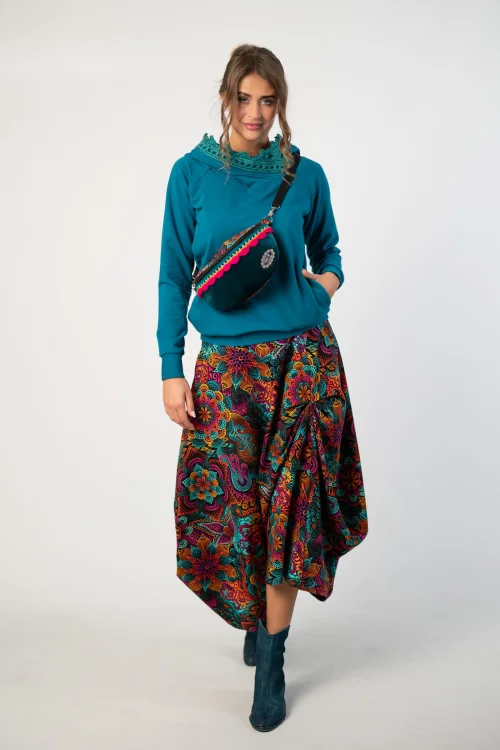 bluza petrolowa z  szydełkową koronką na kapturze  marka Katarzyna Gałaj art i spodnica długa asymetryczna i torebka mała nerka kolekcja LILY marka Vippi design (4).jpg