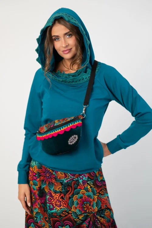 bluza petrolowa z  szydełkową koronką na kapturze  marka Katarzyna Gałaj art i spodnica długa asymetryczna i torebka mała nerka kolekcja LILY marka Vippi design (12).jpg