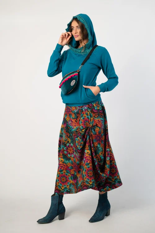 bluza petrolowa z  szydełkową koronką na kapturze  marka Katarzyna Gałaj art i spodnica długa asymetryczna i torebka mała nerka kolekcja LILY marka Vippi design (10).jpg