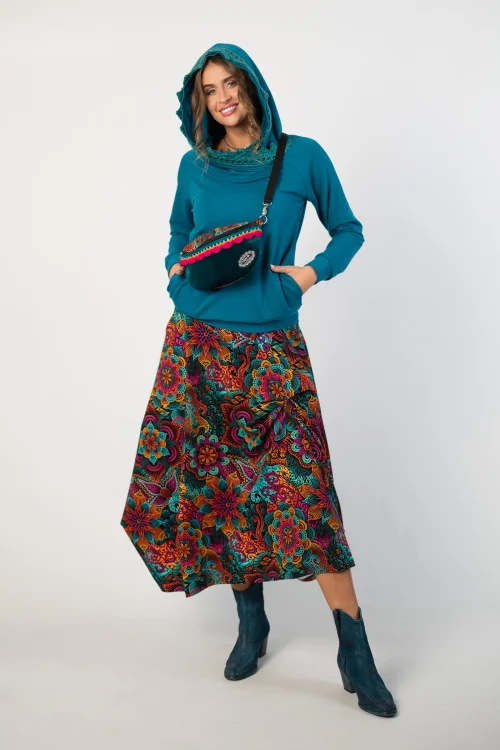 bluza petrolowa z  szydełkową koronką na kapturze  marka Katarzyna Gałaj art i spodnica długa asymetryczna i torebka mała nerka kolekcja LILY marka Vippi design (9).jpg