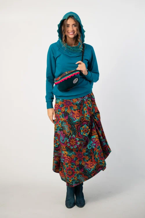 bluza petrolowa z  szydełkową koronką na kapturze  marka Katarzyna Gałaj art i spodnica długa asymetryczna i torebka mała nerka kolekcja LILY marka Vippi design (7).jpg