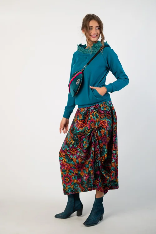 bluza petrolowa z  szydełkową koronką na kapturze  marka Katarzyna Gałaj art i spodnica długa asymetryczna i torebka mała nerka kolekcja LILY marka Vippi design (5).jpg