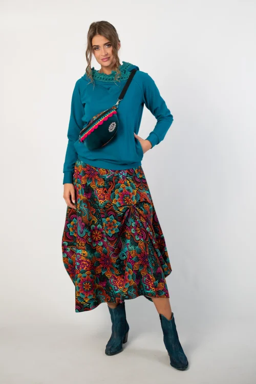 bluza petrolowa z  szydełkową koronką na kapturze  marka Katarzyna Gałaj art i spodnica długa asymetryczna i torebka mała nerka kolekcja LILY marka Vippi design (3).jpg
