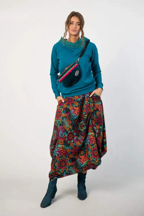 bluza petrolowa z  szydełkową koronką na kapturze  marka Katarzyna Gałaj art i spodnica długa asymetryczna i torebka mała nerka kolekcja LILY marka Vippi design (2).jpg