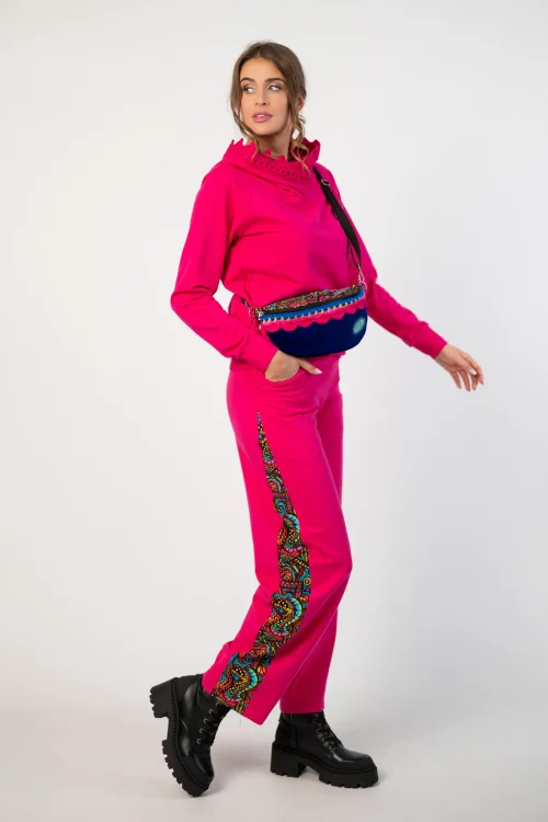 bluza różowa  z  szydełkową koronką na kapturze  marka Katarzyna Gałaj art  i spodnie różowe baggy z lampasem kolekcja SALVADOR marka VIPPI DESIGN (7).jpg