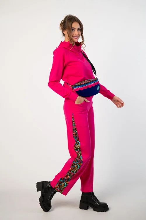 bluza różowa  z  szydełkową koronką na kapturze  marka Katarzyna Gałaj art  i spodnie różowe baggy z lampasem kolekcja SALVADOR marka VIPPI DESIGN (6).jpg