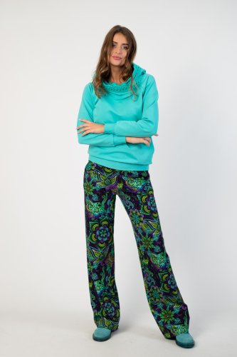 bluza miętowa z  szydełkową koronką na kapturze marka Katarzyna Gałaj art  i spodnei proste dresowe kolekcja LILY violet marka VIPPI DESIGN  (10).jpg