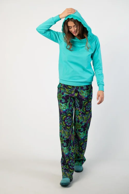 bluza miętowa z  szydełkową koronką na kapturze marka Katarzyna Gałaj art  i spodnei proste dresowe kolekcja LILY violet marka VIPPI DESIGN  (9).jpg