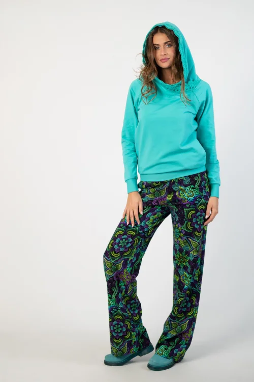 bluza miętowa z  szydełkową koronką na kapturze marka Katarzyna Gałaj art  i spodnei proste dresowe kolekcja LILY violet marka VIPPI DESIGN  (8).jpg