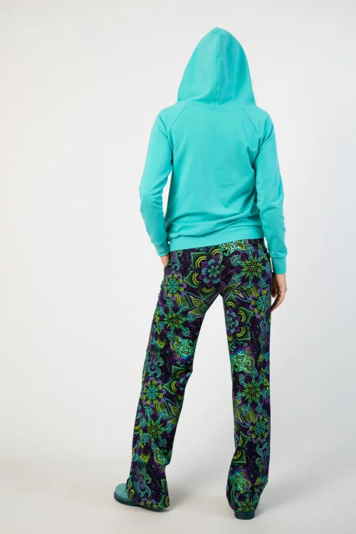 bluza miętowa z  szydełkową koronką na kapturze marka Katarzyna Gałaj art  i spodnei proste dresowe kolekcja LILY violet marka VIPPI DESIGN  (7).jpg