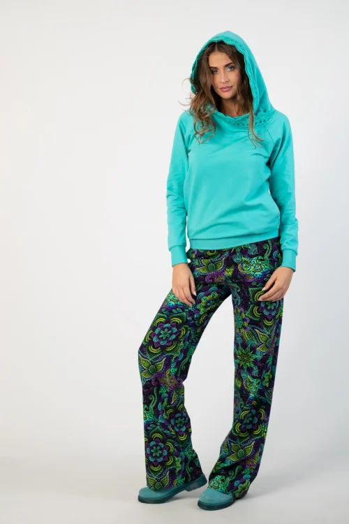 bluza miętowa z  szydełkową koronką na kapturze marka Katarzyna Gałaj art  i spodnei proste dresowe kolekcja LILY violet marka VIPPI DESIGN  (5).jpg