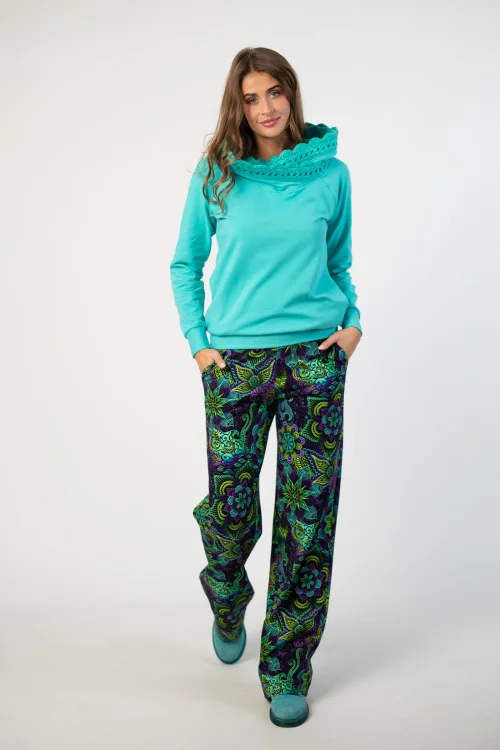 bluza miętowa z  szydełkową koronką na kapturze marka Katarzyna Gałaj art  i spodnei proste dresowe kolekcja LILY violet marka VIPPI DESIGN  (4).jpg