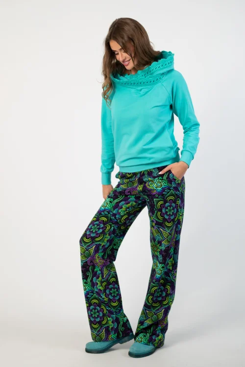 bluza miętowa z  szydełkową koronką na kapturze marka Katarzyna Gałaj art  i spodnei proste dresowe kolekcja LILY violet marka VIPPI DESIGN  (12).jpg