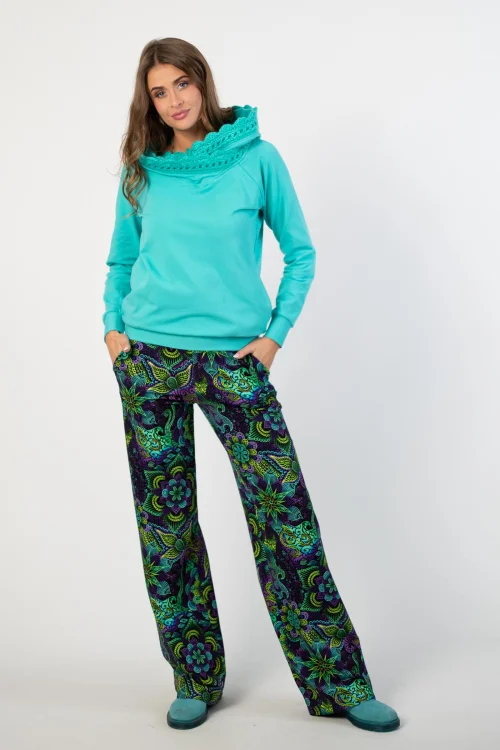 bluza miętowa z  szydełkową koronką na kapturze marka Katarzyna Gałaj art  i spodnei proste dresowe kolekcja LILY violet marka VIPPI DESIGN  (11).jpg