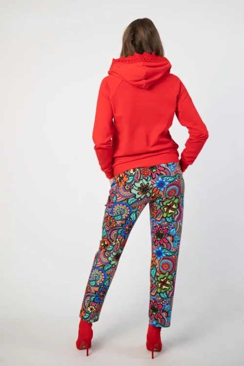bluza czerwona z  szydełkową koronką na kapturze marka Katarzyna Gałaj art  i spodnie kolorowe luźne kolekcja DOLCE blue VIPPI DESIGN (1).jpg