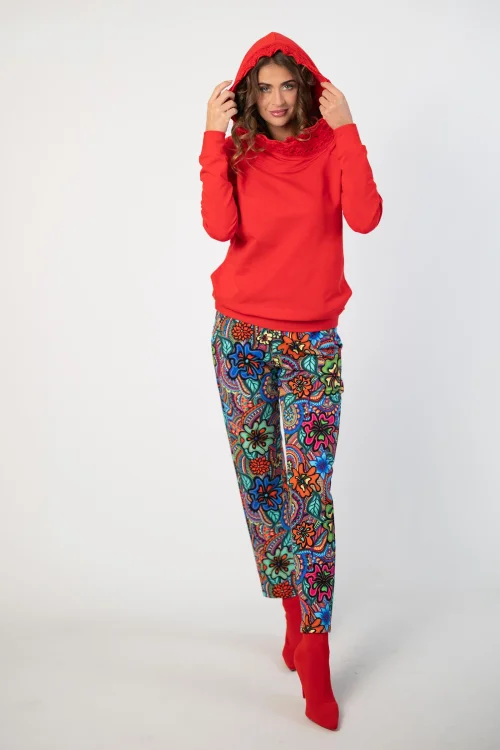 bluza czerwona z  szydełkową koronką na kapturze marka Katarzyna Gałaj art  i spodnie kolorowe luźne kolekcja DOLCE blue VIPPI DESIGN (8).jpg