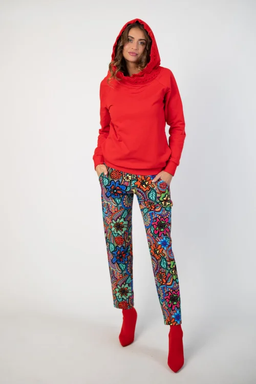 bluza czerwona z  szydełkową koronką na kapturze marka Katarzyna Gałaj art  i spodnie kolorowe luźne kolekcja DOLCE blue VIPPI DESIGN (7).jpg
